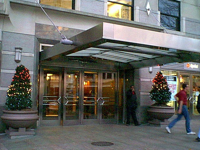 120018entrancexmas.jpg (121298 bytes)